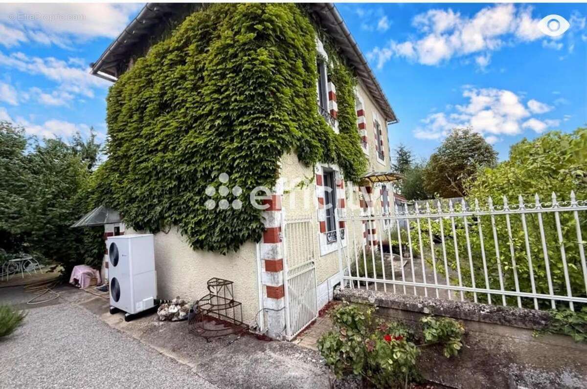 Maison à SALLES-DE-VILLEFAGNAN