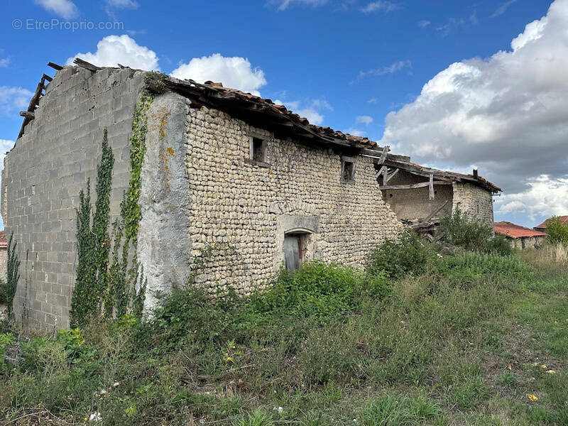 Parking à SALLES-LAVALETTE