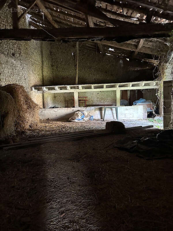 Parking à SALLES-LAVALETTE