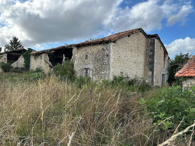 Parking à SALLES-LAVALETTE