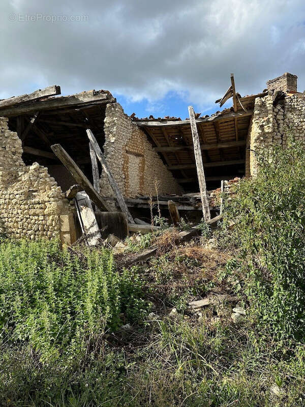 Parking à SALLES-LAVALETTE