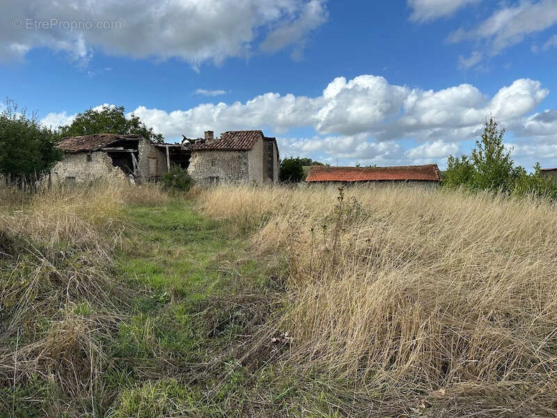 Parking à SALLES-LAVALETTE