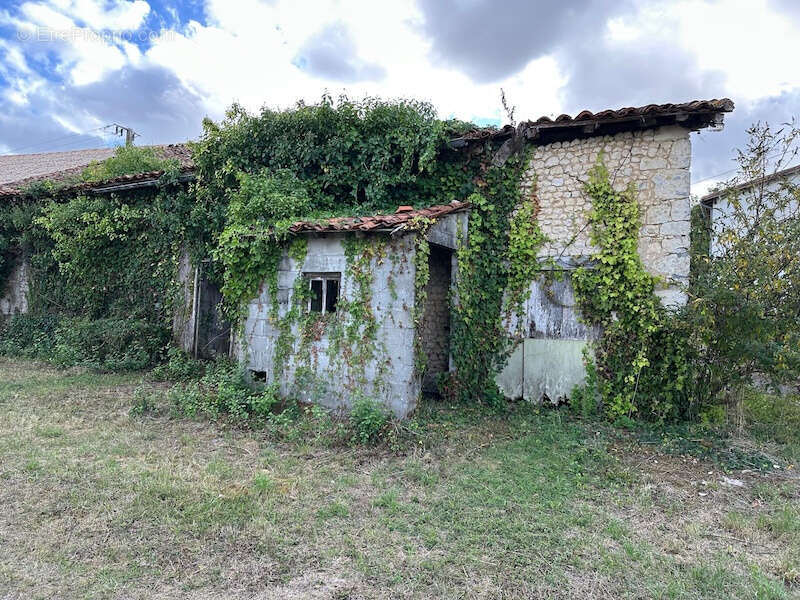 Parking à SALLES-LAVALETTE