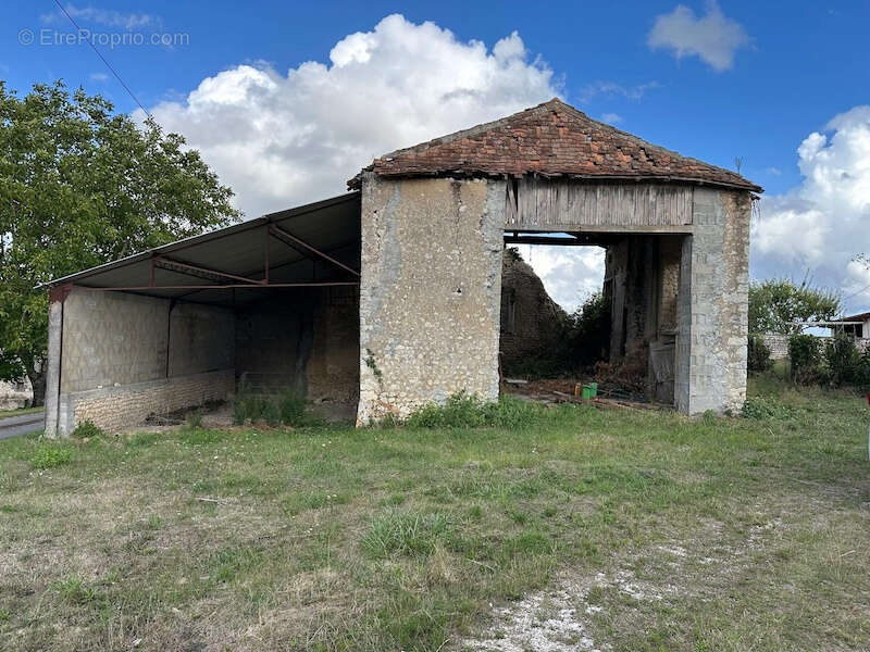 Parking à SALLES-LAVALETTE