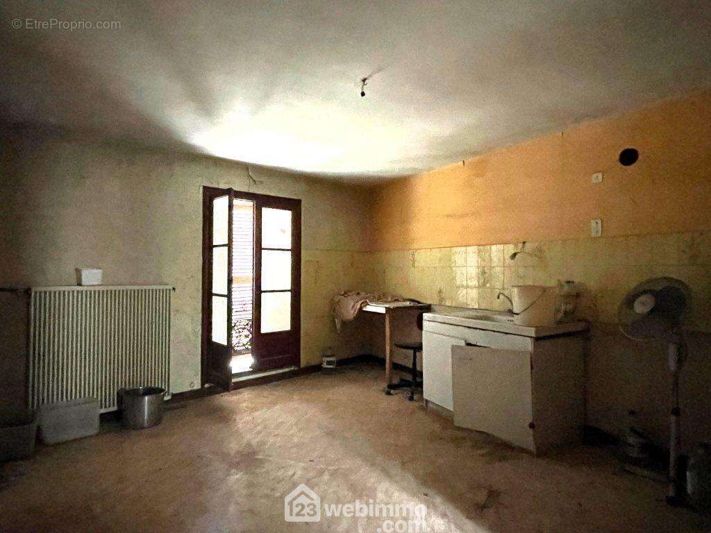 Attenantes, 1 chambre de 11 m2 et 1 pièce avec point d&#039;eau. - Maison à MIREBEAU