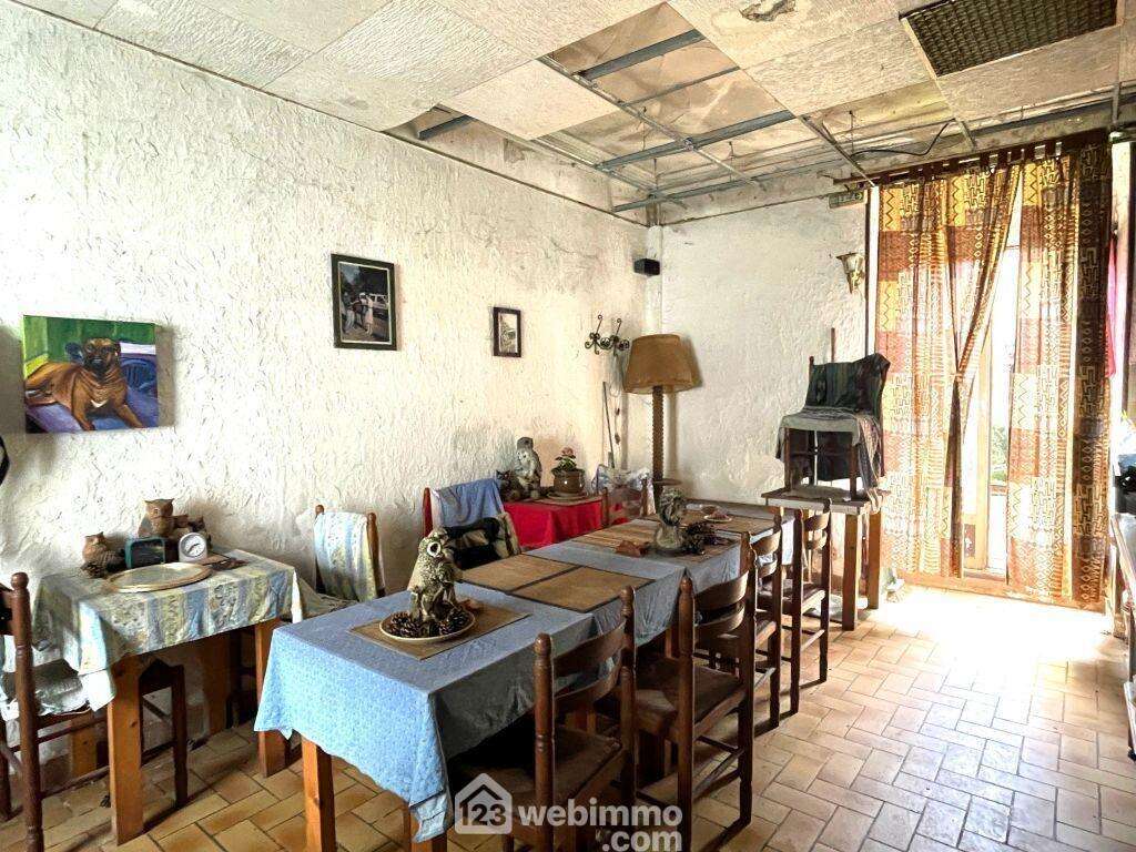 D&#039;un côté de l&#039;entrée avec WC, une salle de réception... - Maison à MIREBEAU