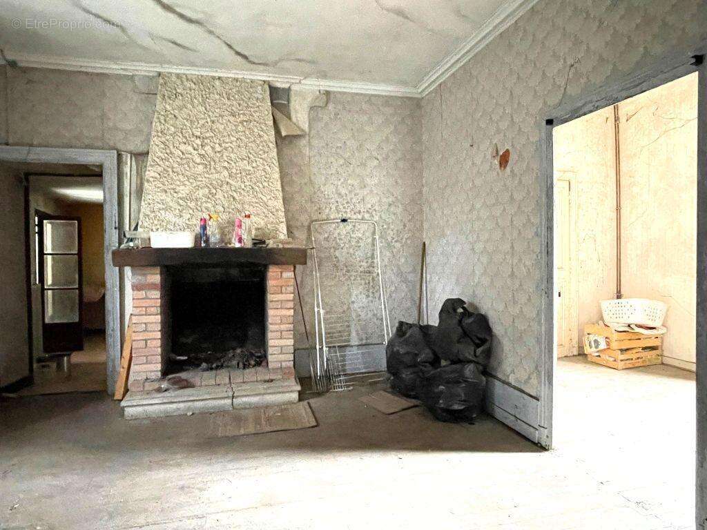 D&#039;un côté du 1er palier avec WC, le séjour de 20 m2 avec cheminée, - Maison à MIREBEAU