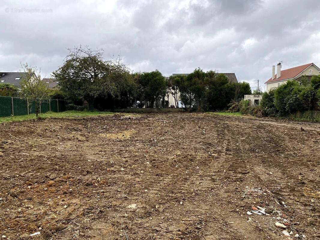 Terrain à PONTAULT-COMBAULT