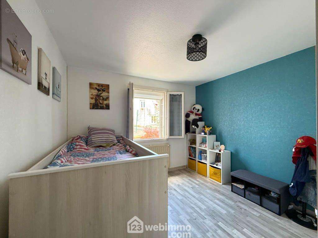 Côté nuit, 3 chambres toutes équipées de placards, - Maison à LE BOUPERE