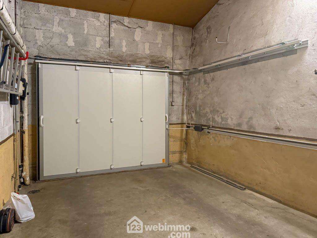 Côté pratique, un garage avec portail électrique, - Maison à LE BOUPERE