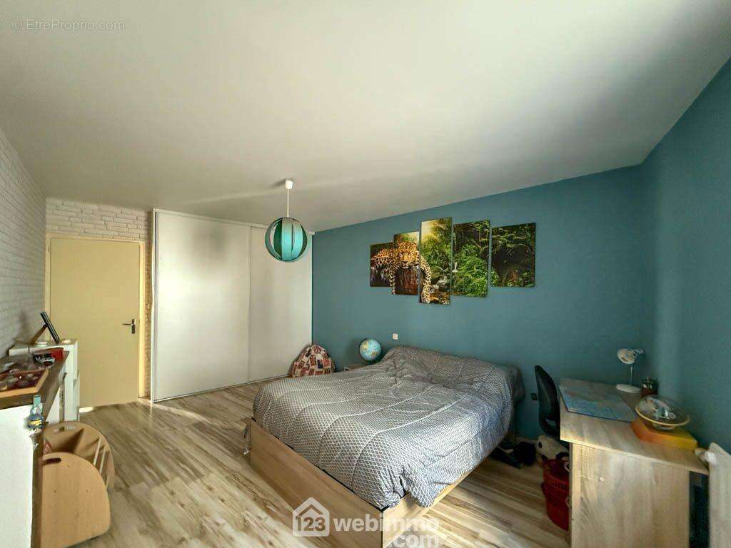 de belles dimensions (19, 12 et 10 m²) - Maison à LE BOUPERE