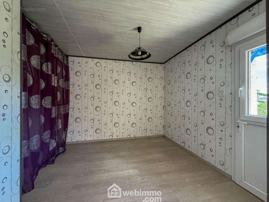 des ouvertures PVC double vitrage. - Maison à LE BOUPERE