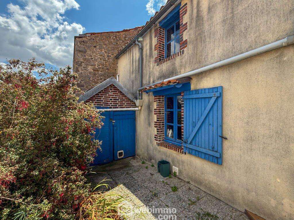 Deux dépendances à l&#039;extérieur pour du potentiel supplémentaire, - Maison à LE BOUPERE