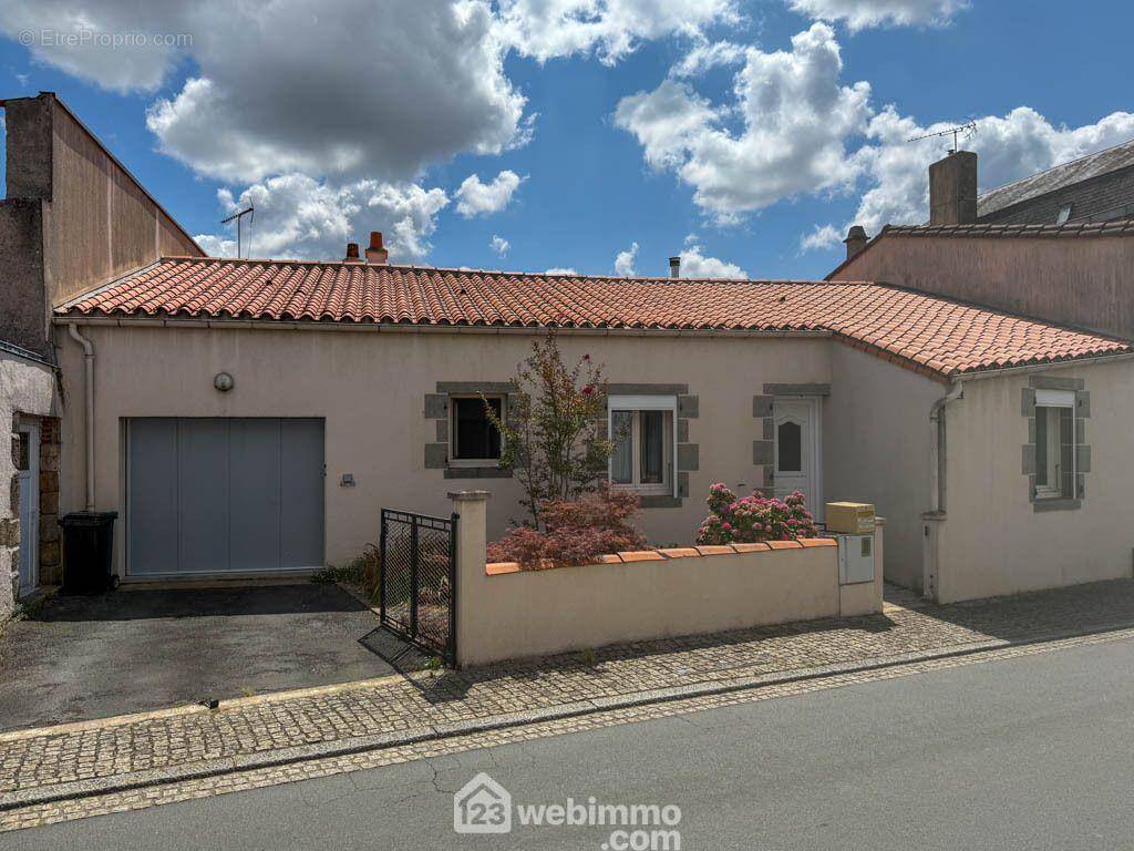 Située au Boupère, en plein centre du bourg cette maison de plain-pied de 104 m² vous propose, - Maison à LE BOUPERE