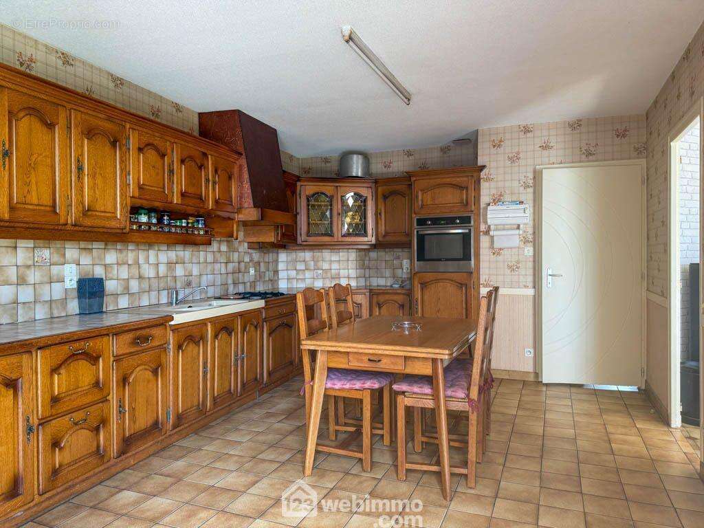 une cuisine familiale de 18 m² environ, - Maison à LE BOUPERE