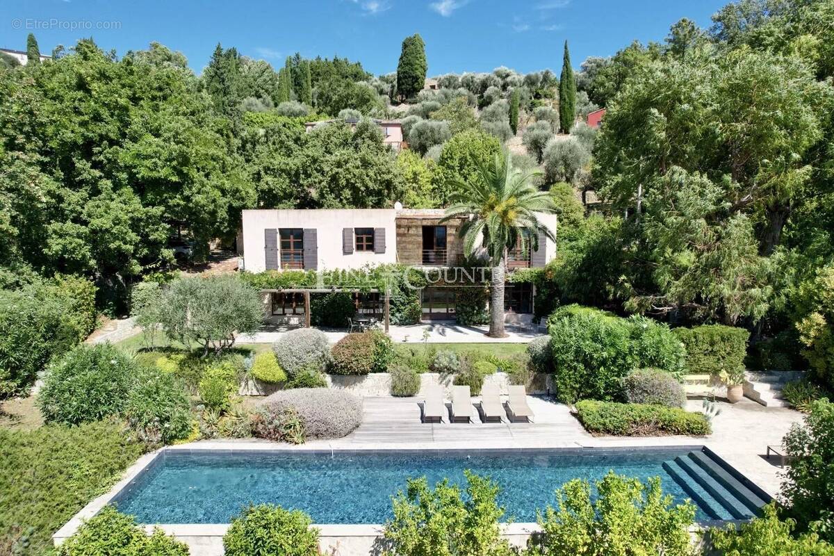 Maison à CHATEAUNEUF-GRASSE