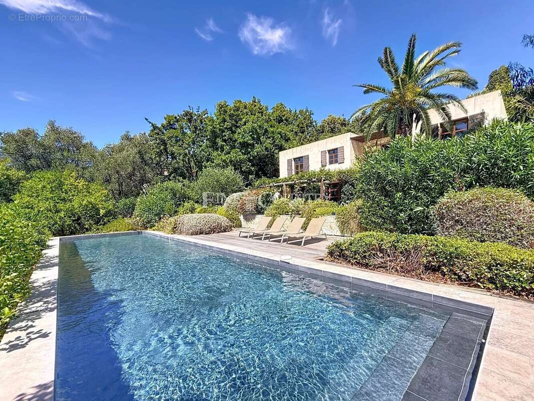 Maison à CHATEAUNEUF-GRASSE