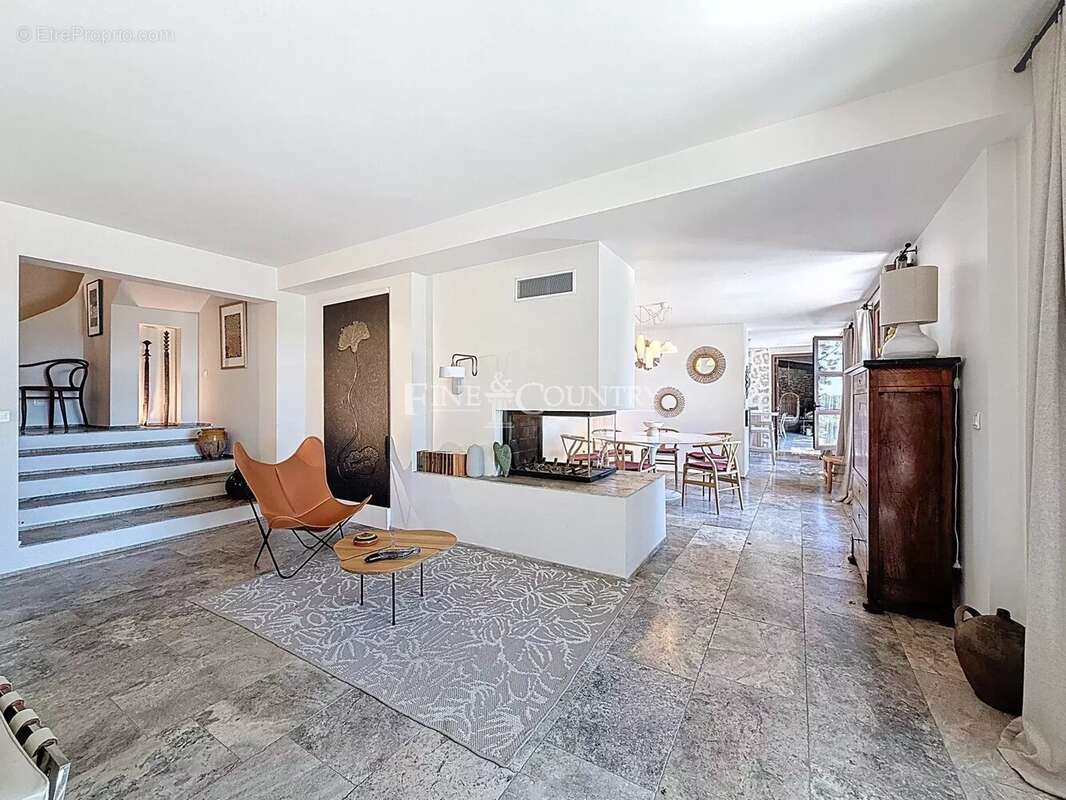 Maison à CHATEAUNEUF-GRASSE