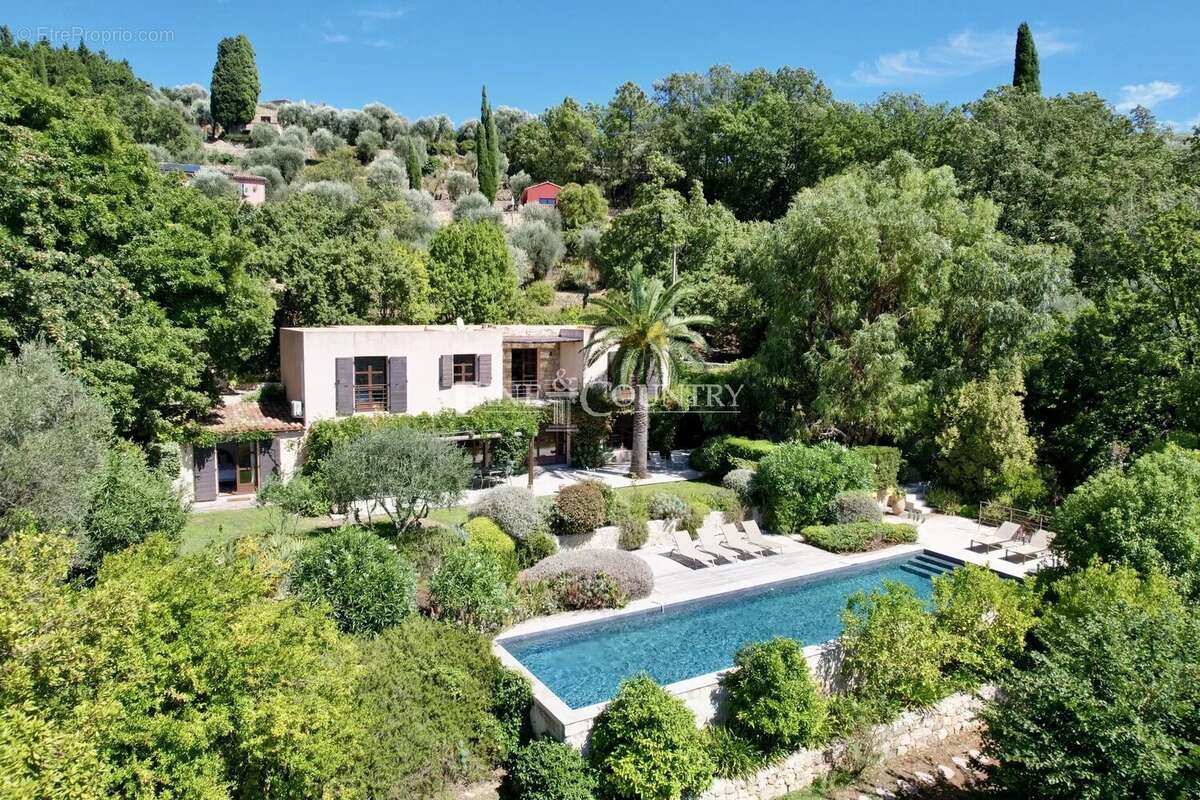 Maison à CHATEAUNEUF-GRASSE