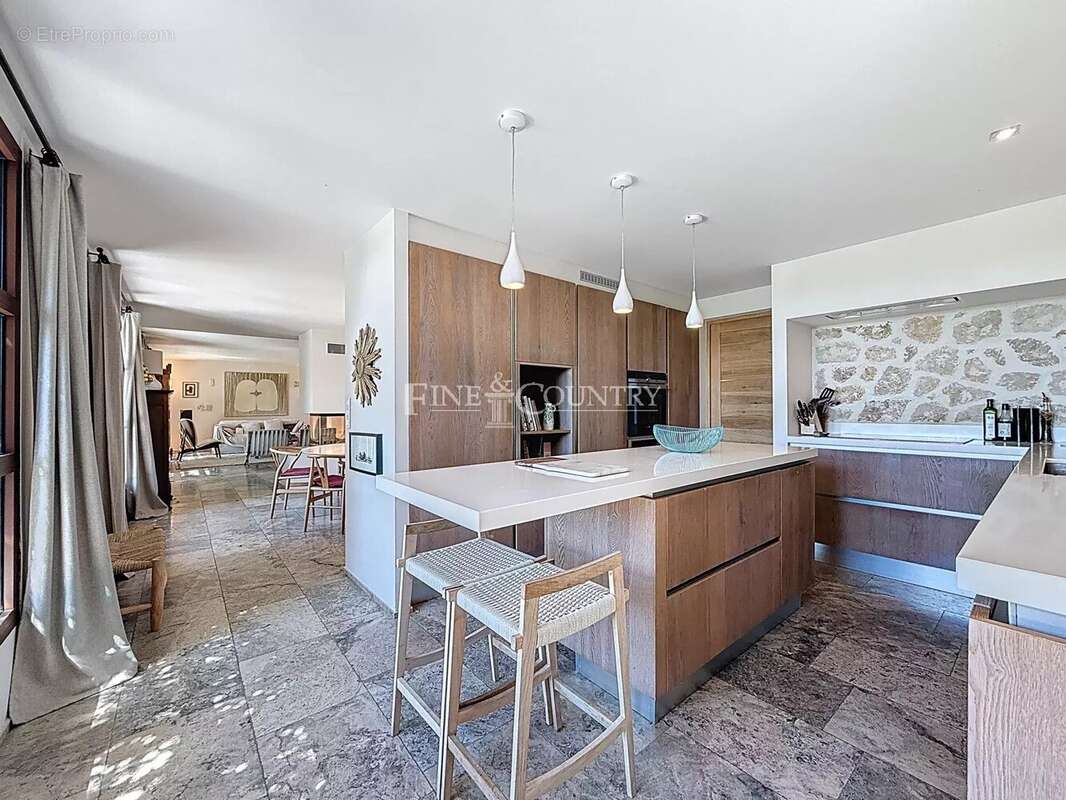 Maison à CHATEAUNEUF-GRASSE