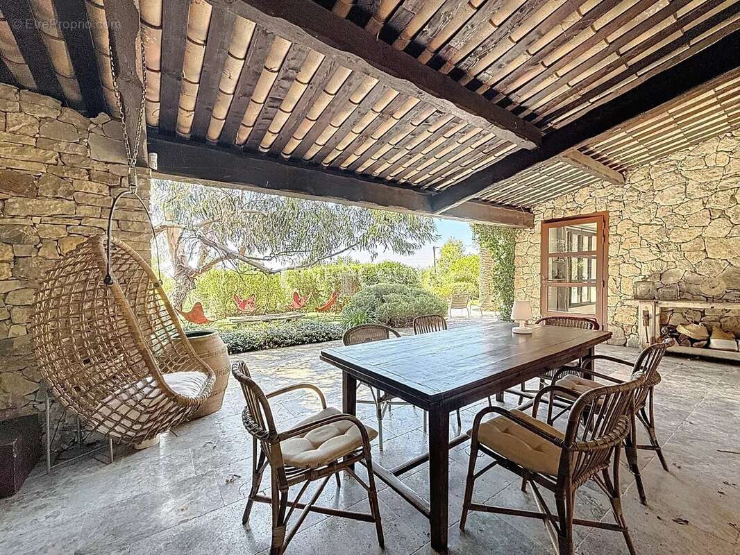 Maison à CHATEAUNEUF-GRASSE