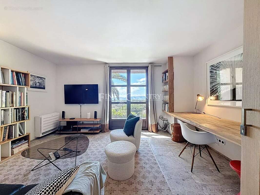 Maison à CHATEAUNEUF-GRASSE