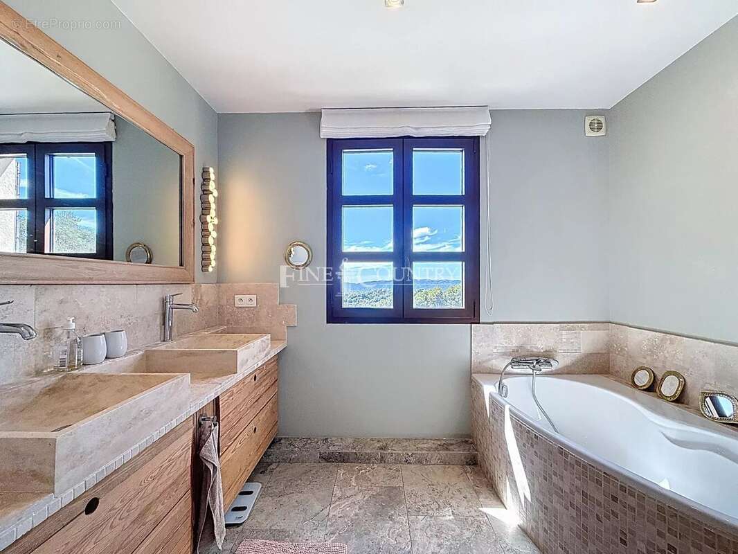 Maison à CHATEAUNEUF-GRASSE