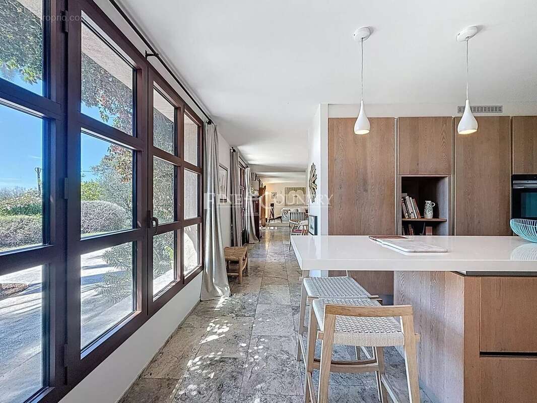 Maison à CHATEAUNEUF-GRASSE