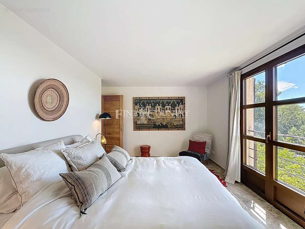 Maison à CHATEAUNEUF-GRASSE