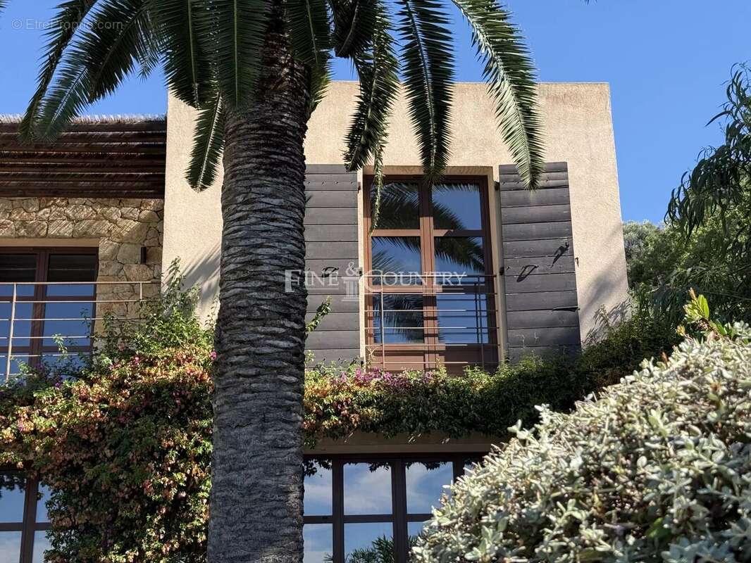 Maison à CHATEAUNEUF-GRASSE