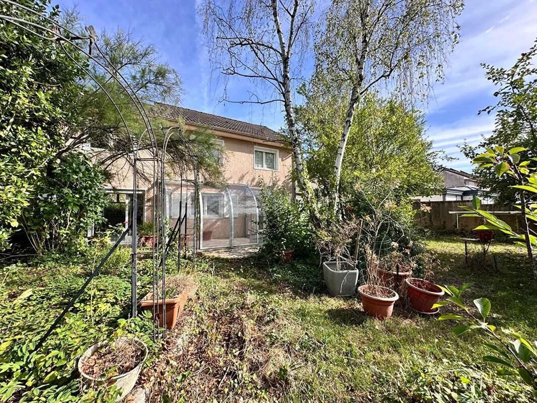 Maison à VOISINS-LE-BRETONNEUX