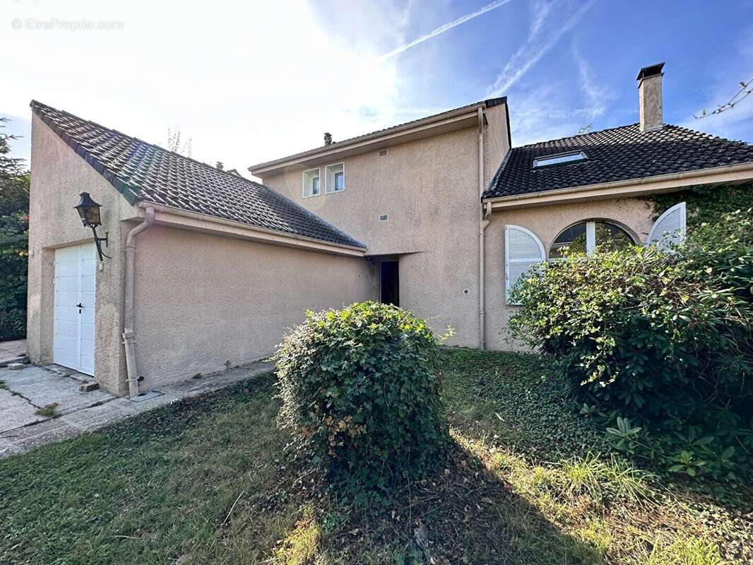 Maison à VOISINS-LE-BRETONNEUX