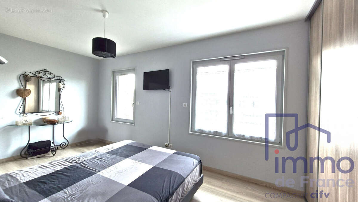 vue du lit  - Appartement à LA TALAUDIERE