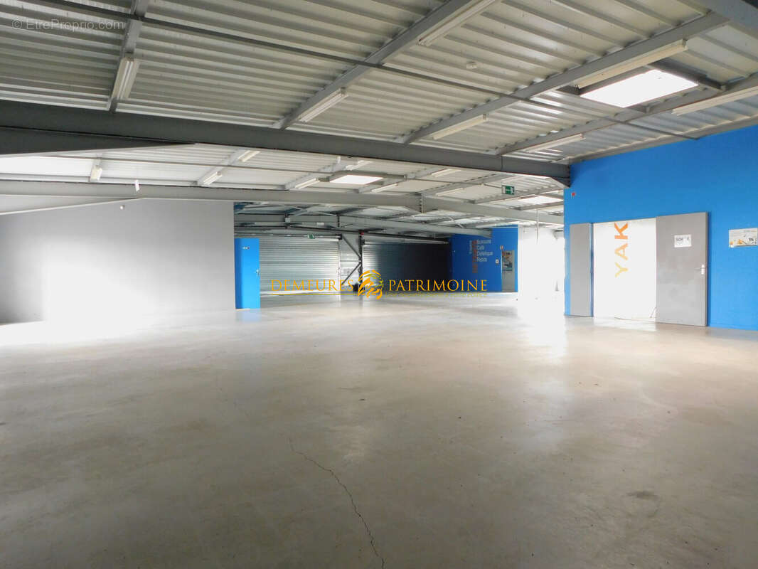 Commerce à CHAMPNIERS