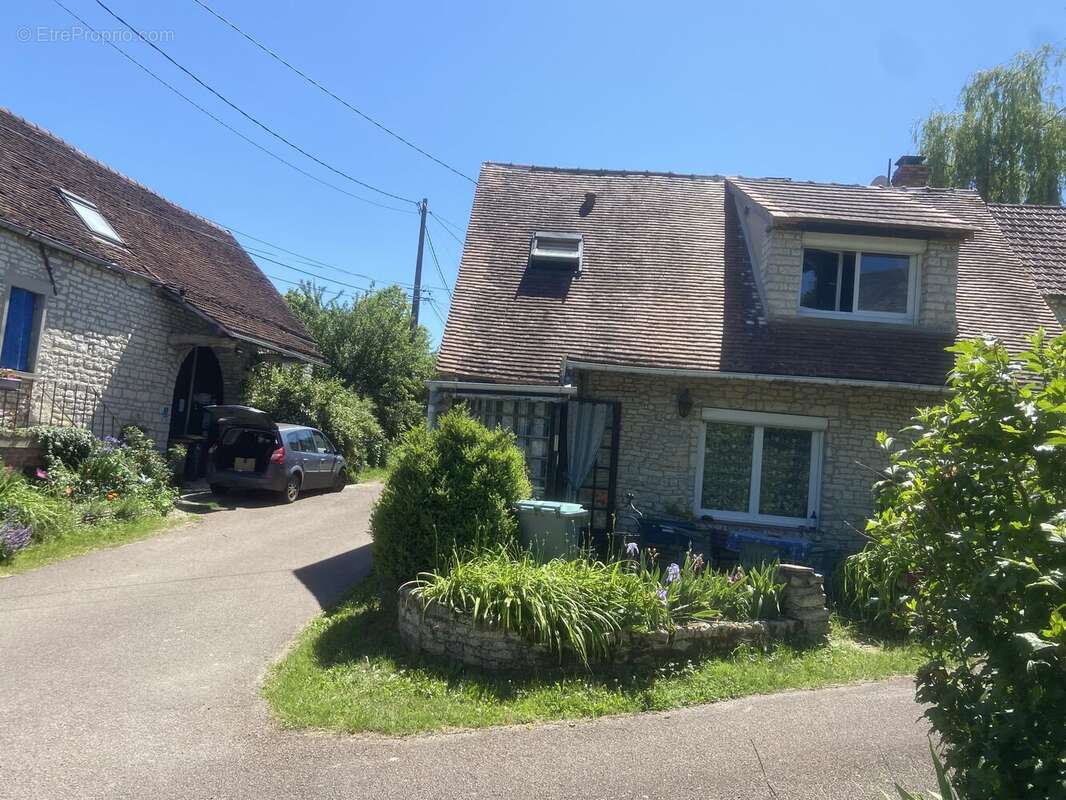 Maison à JOUX-LA-VILLE