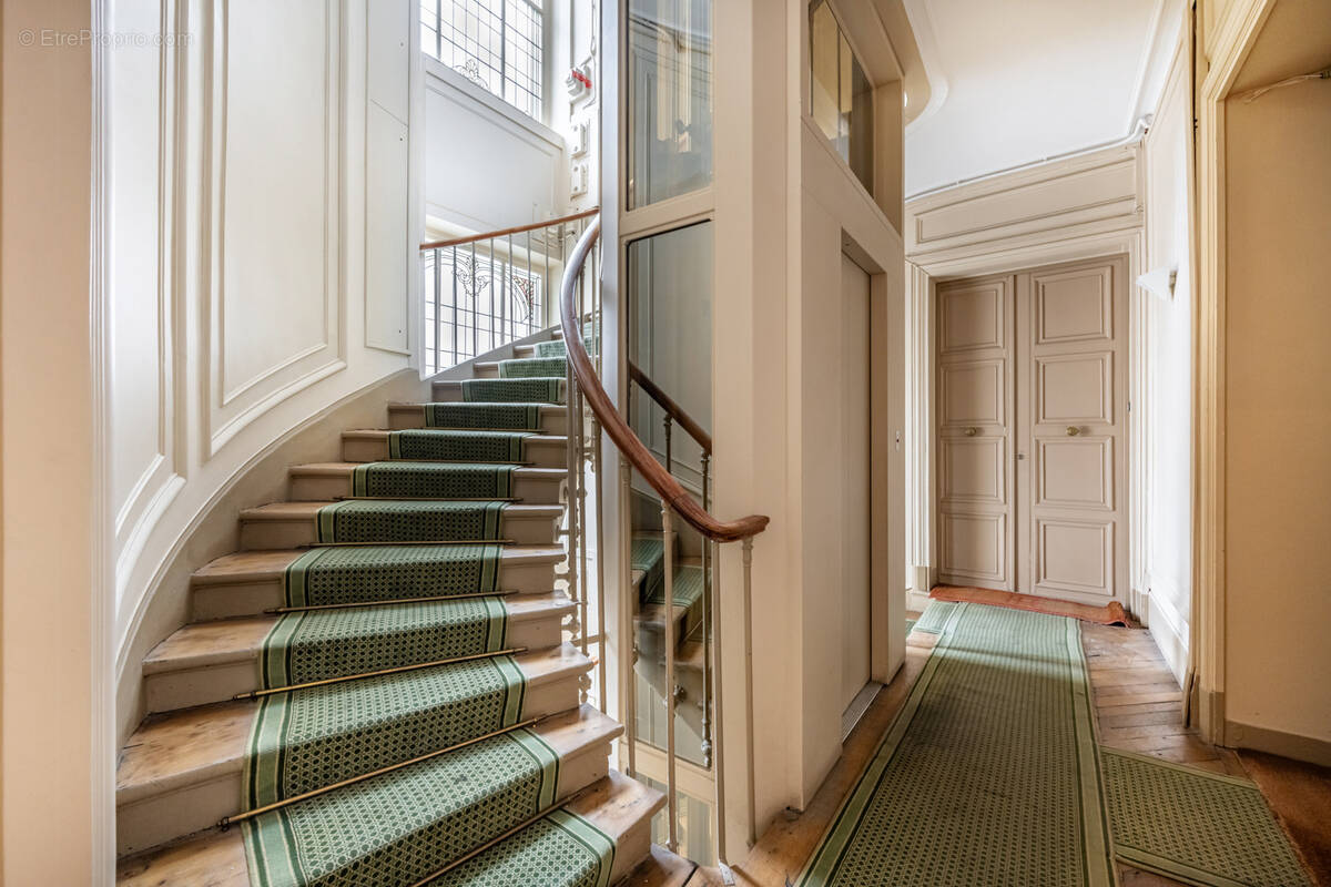 Appartement à PARIS-16E