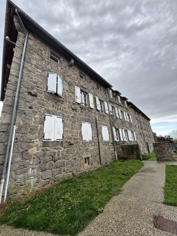 Appartement à SAINT-ROMAIN-LACHALM