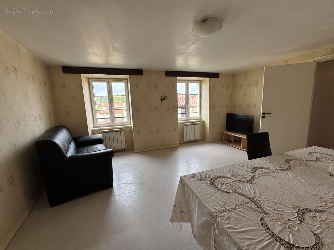 Appartement à SAINT-ROMAIN-LACHALM