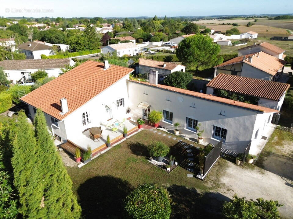 Maison à BARBEZIEUX-SAINT-HILAIRE