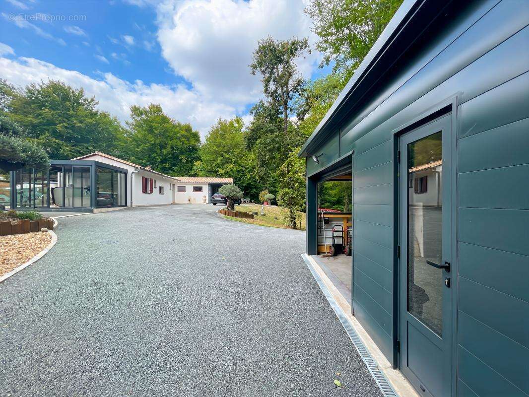 Maison à NOTRE-DAME-DE-SANILHAC