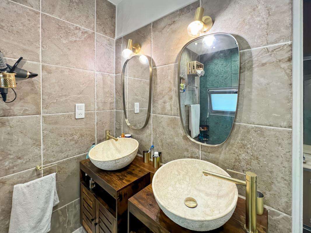 Maison à NOTRE-DAME-DE-SANILHAC