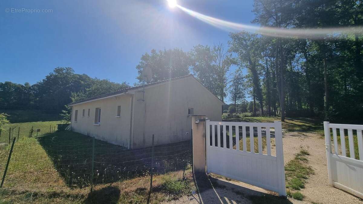 Maison à NOTRE-DAME-DE-SANILHAC