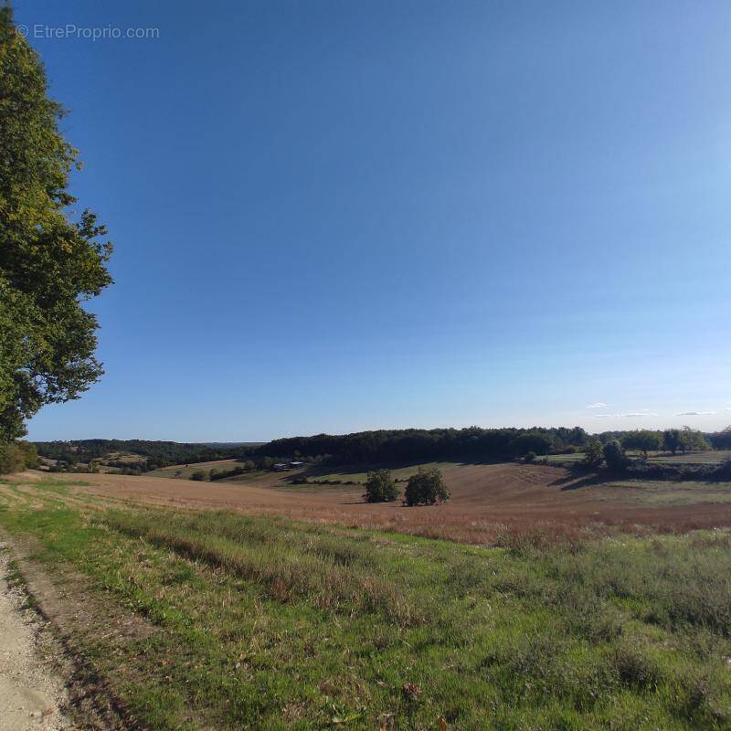 Terrain à SAINT-ASTIER