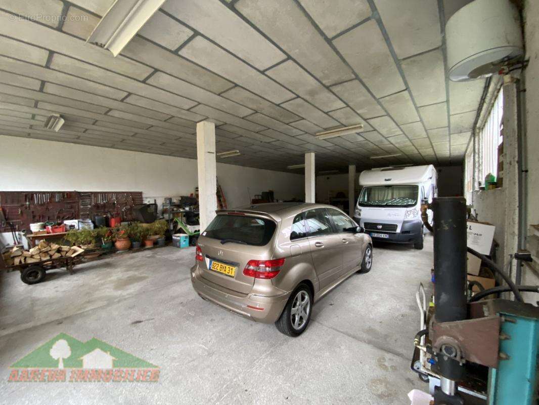 Commerce à VILLENEUVE-DE-RIVIERE