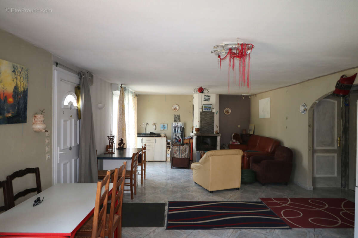 Maison à FONTCOUVERTE