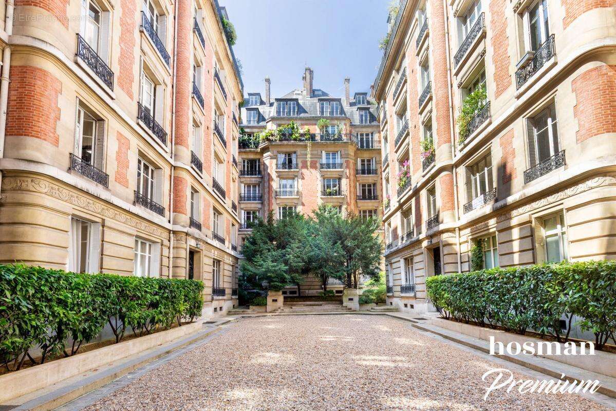 Appartement à PARIS-8E