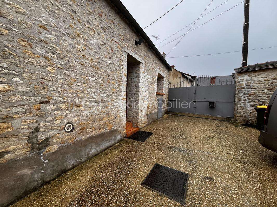 Maison à LA NEUVILLE-SUR-ESSONNE