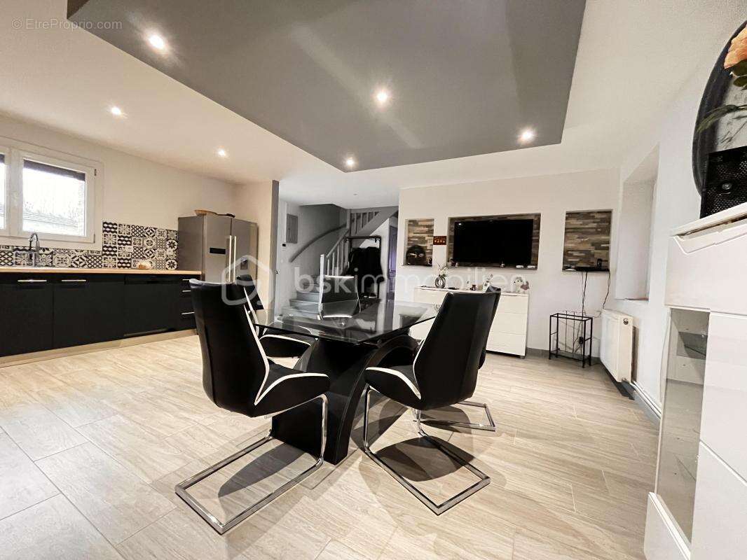 Maison à LA NEUVILLE-SUR-ESSONNE