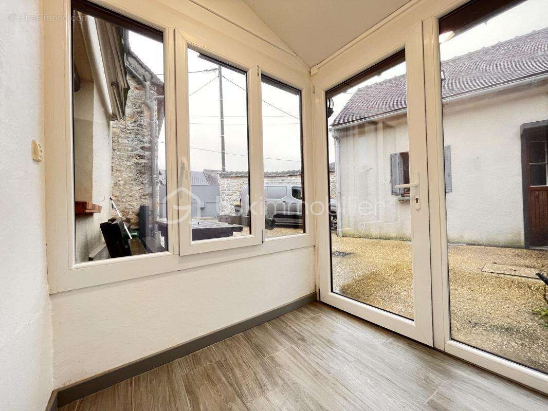 Maison à LA NEUVILLE-SUR-ESSONNE