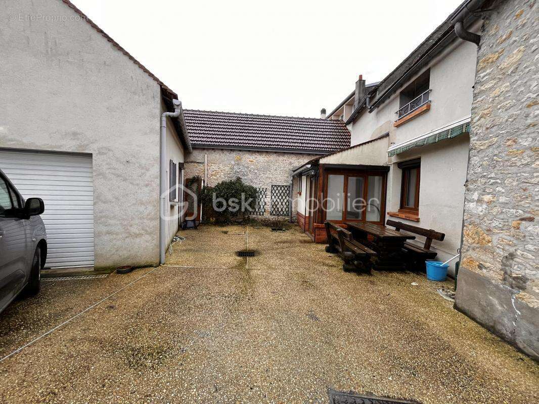 Maison à LA NEUVILLE-SUR-ESSONNE